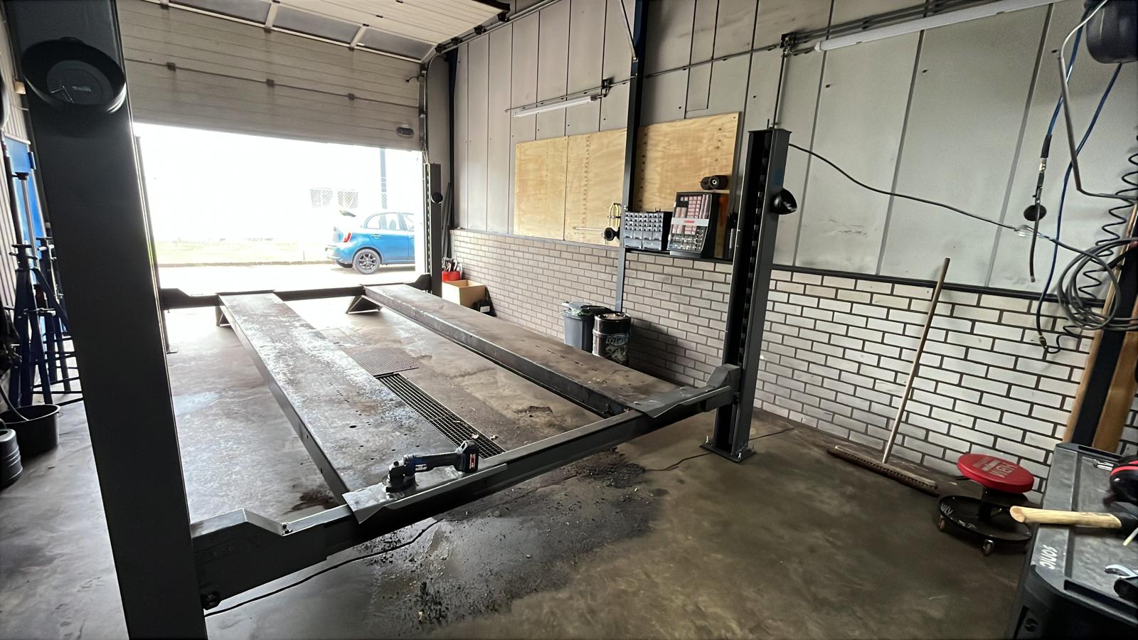 Hefbrug in de werkplaats van GarageVenema